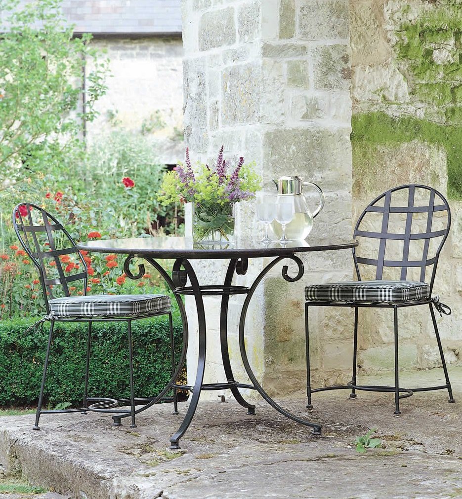 Circular table base with Spoonback chairs